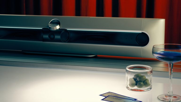 アルミから彫刻のように成形されたボディに10基のドライバーを搭載したBANG＆OLUFSENのサウンドバー「Beosound Premiere」