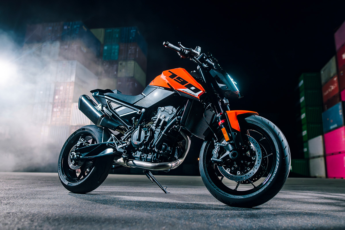 KTMが〝ライダー第⼀主義〟で再定義した「790 DUKE」の2027年モデルを発売