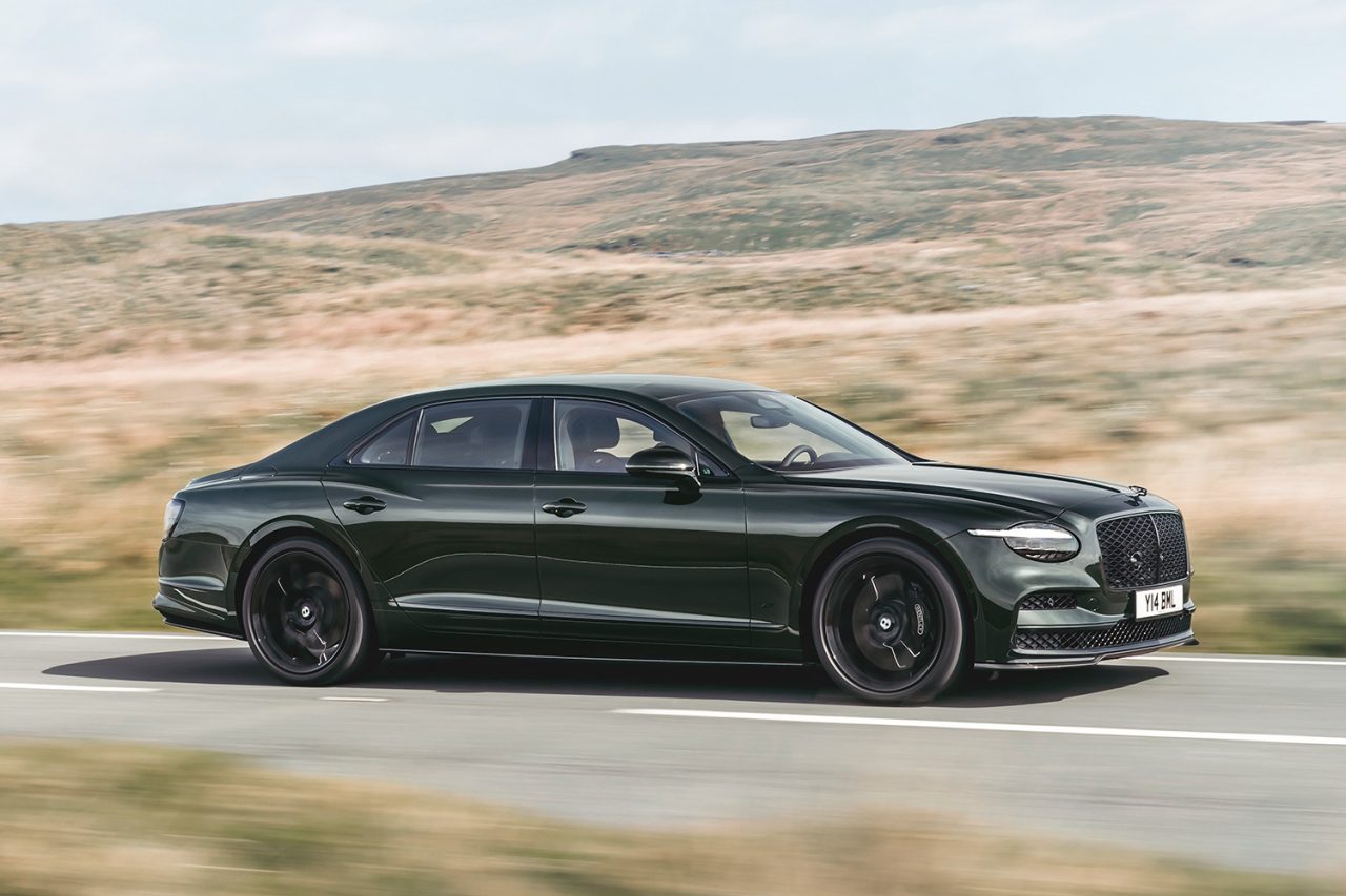 V8ハイブリッドを搭載したベントレーの新型「フライングスパー」が上陸、復活したSモデルも登場