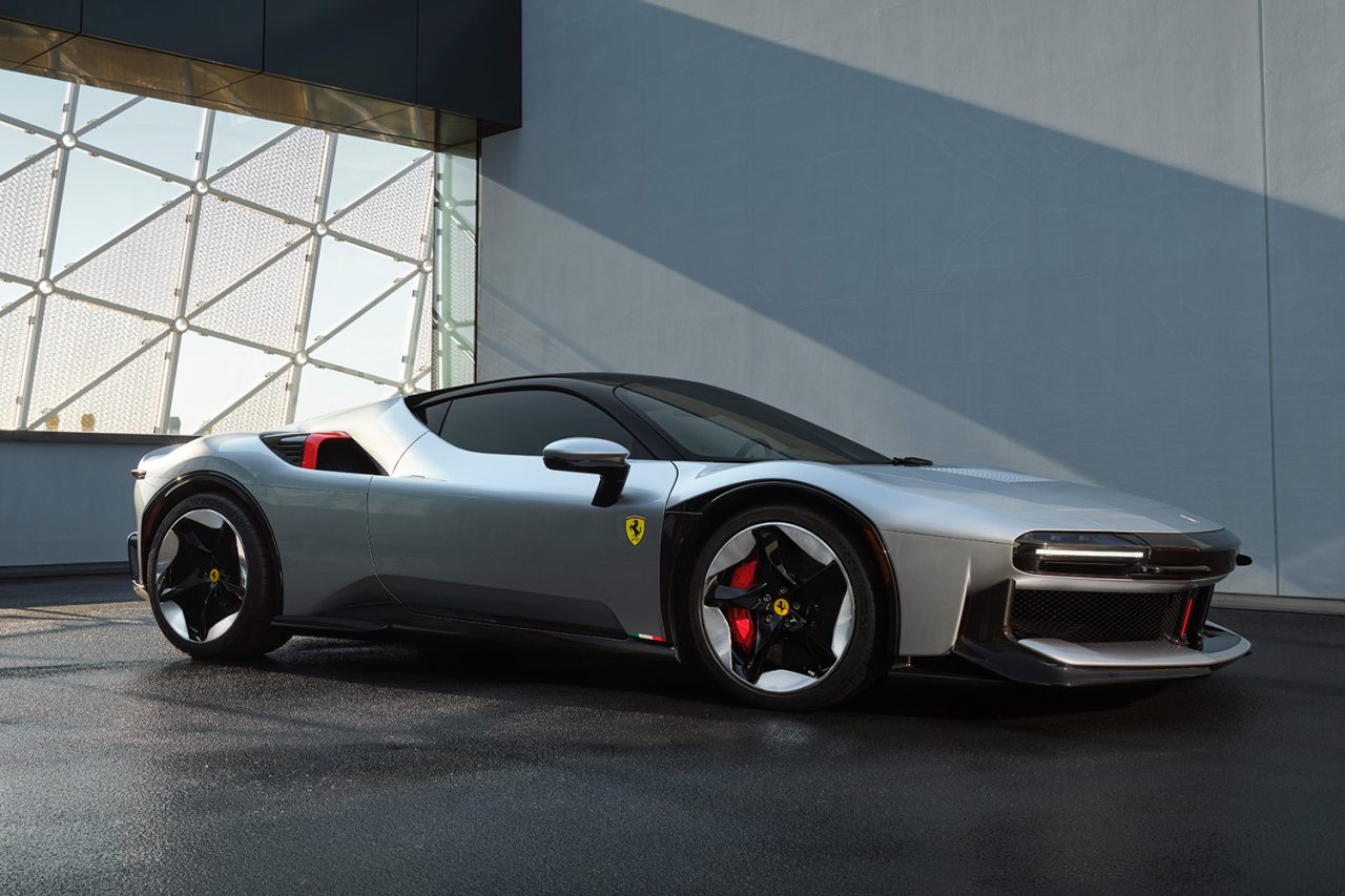 「SF9O Stradale」をベースにしたフェラーリの先鋭的なワンオフモデル「CZ26」