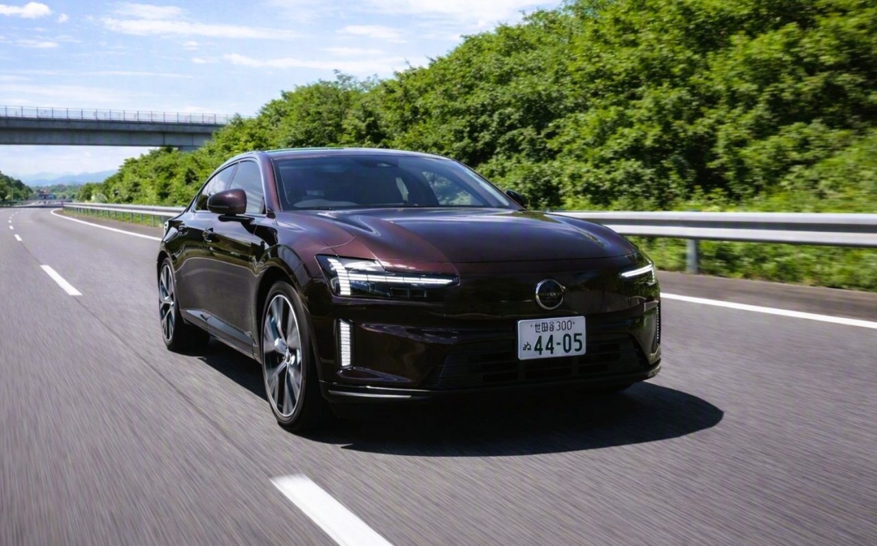 ボルボの本気を見た！航続距離720kmを誇る最新EVセダン「ES90」の実力